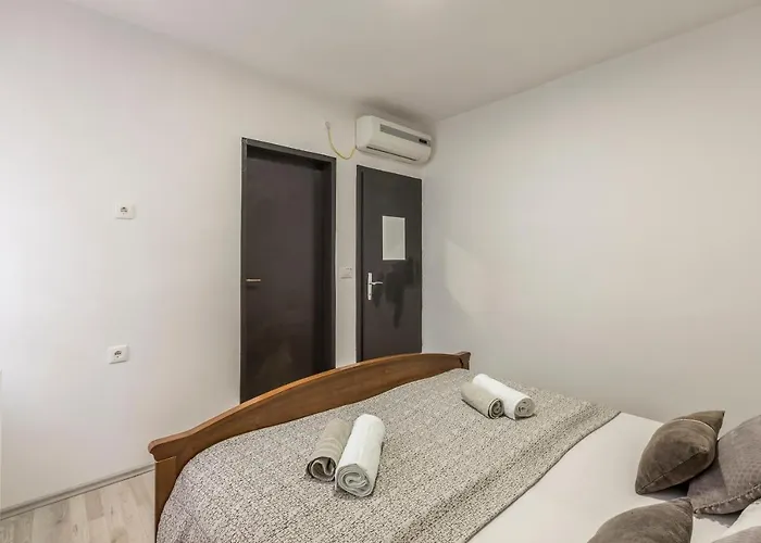 Hvar Out Apartamento *