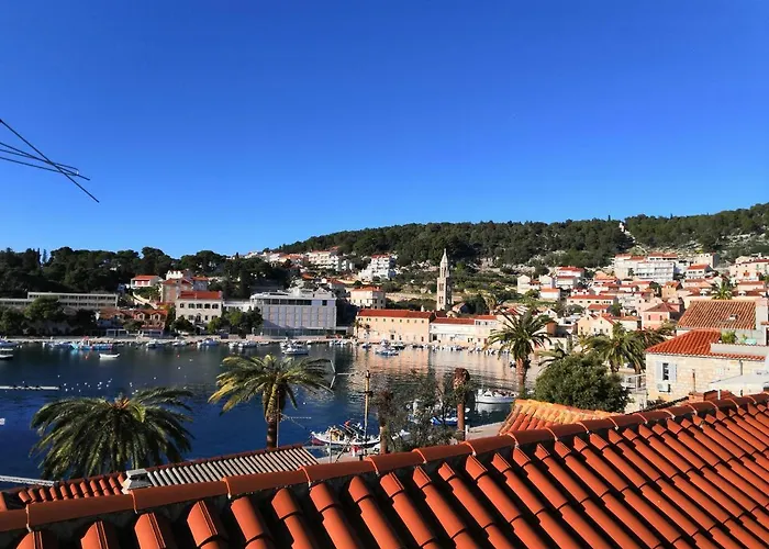 Hvar Out