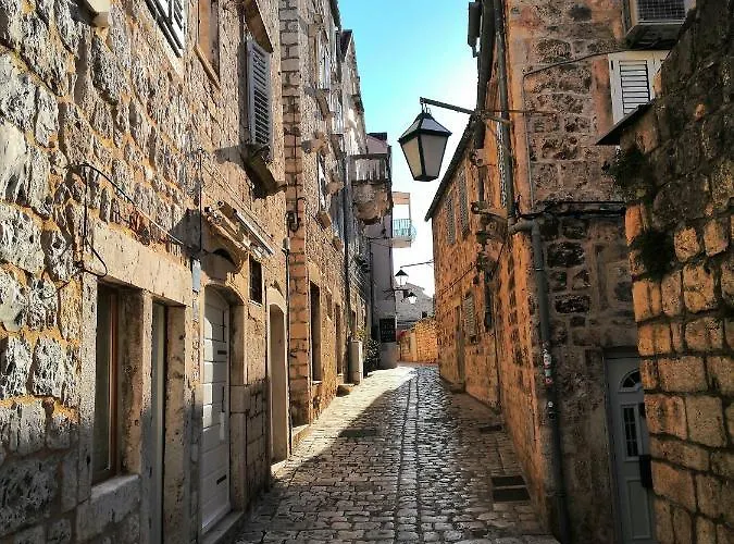 Hvar Out *